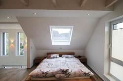 Dachflchenfenster, sichtbare Sparren im Schlafbereich , gehobelt, profiliert, KVH, zwo ARCHITEKTEN Haus